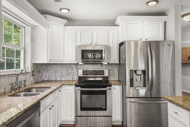Building Photo - 3127 Creekview Ln