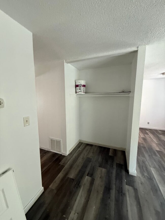 Building Photo - Beautifully Newly Refurbished Condo, 2 Bed...