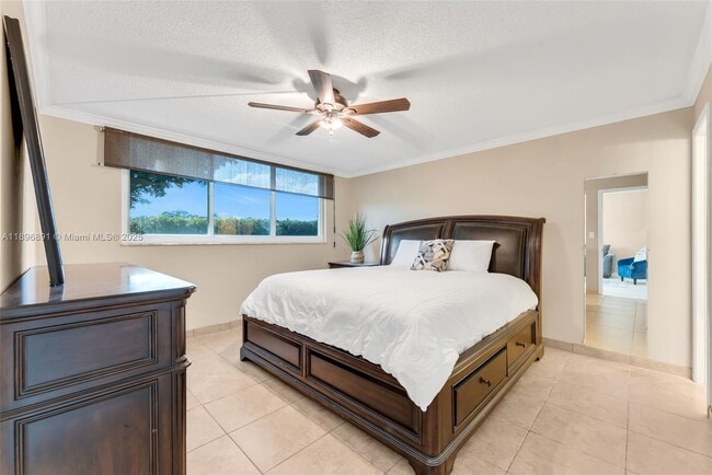 Building Photo - 9811 N Hollybrook Lake Dr