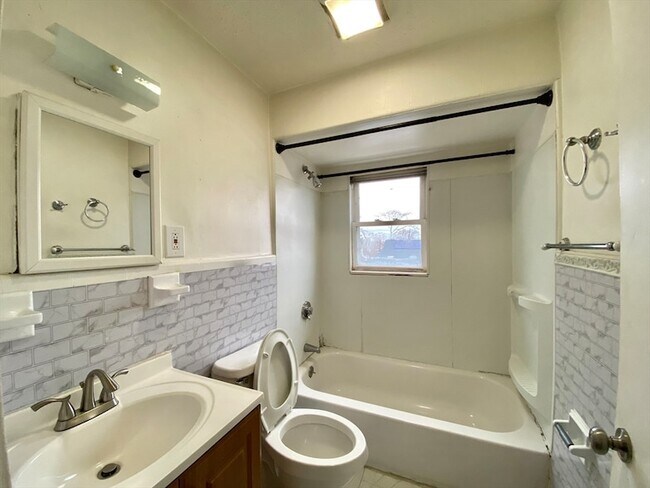 Building Photo - 530 Beach St