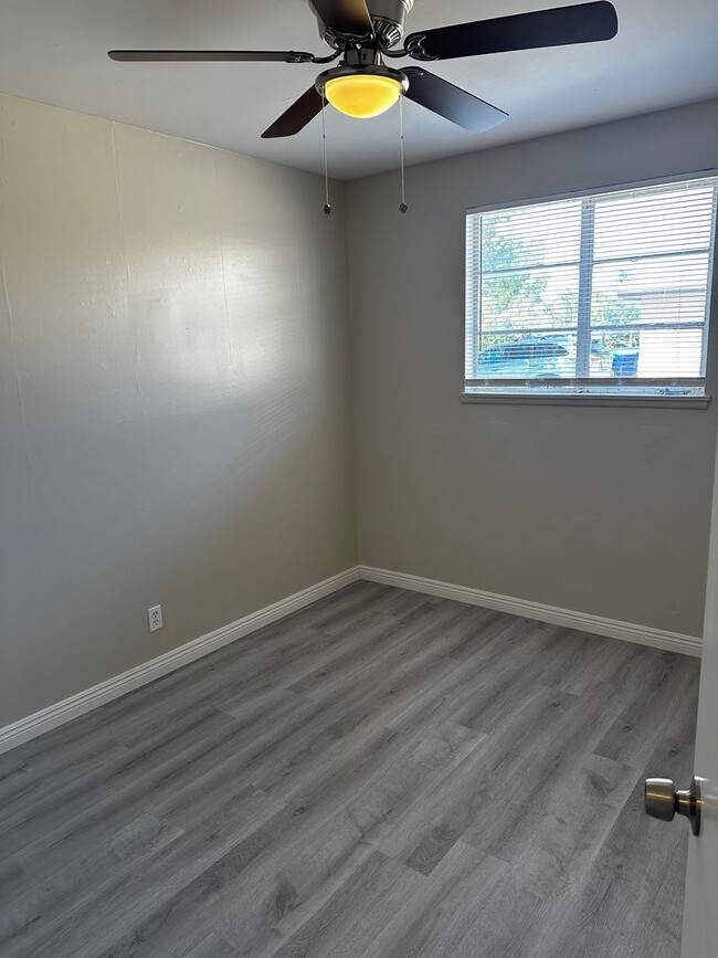 Building Photo - CUTE 3+1 South Bakersfield 93304 $1700