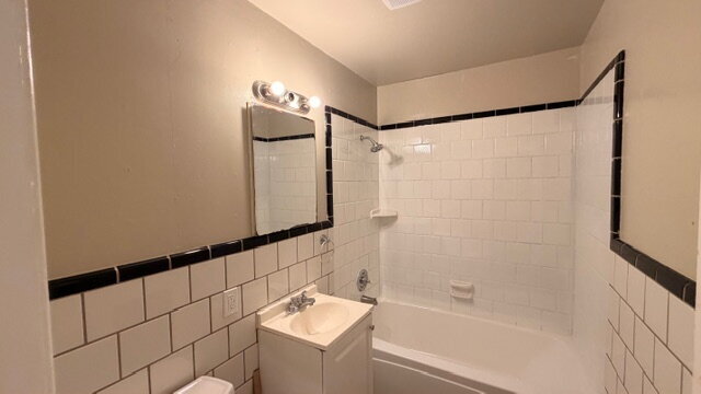 Building Photo - Spacious 3-bedroom, one-bathroom home.