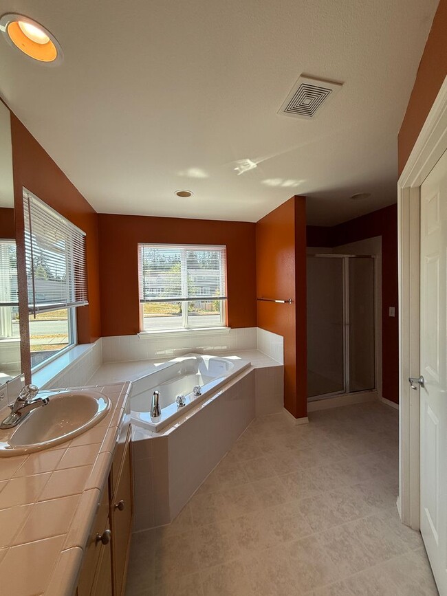 Building Photo - Spacious 4 Bed 3 Bath Home in a Prime Loca...