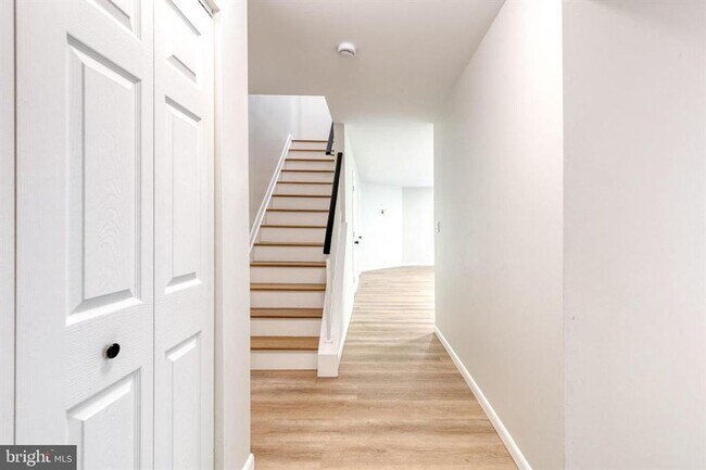Building Photo - Welcome to contemporary luxury living in this beautifully renovated 2bd 2.5bth penthouse condo