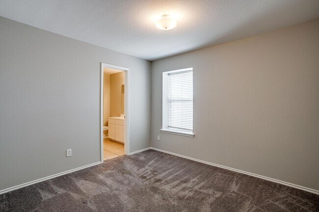 Building Photo - Large 4 Bedroom 3.5 Bathroom- Eagle Mounta...
