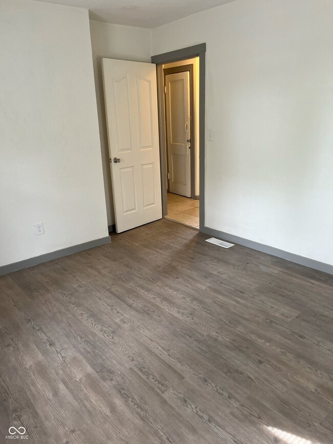 Building Photo - 1604 W 11th St