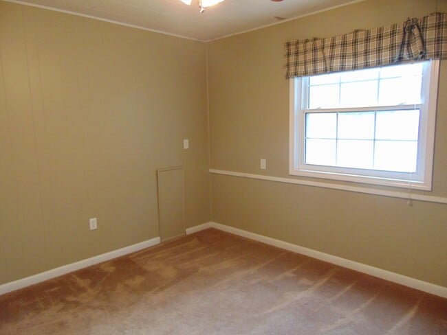 Building Photo - Inviting 3 Bed 2 Bath House