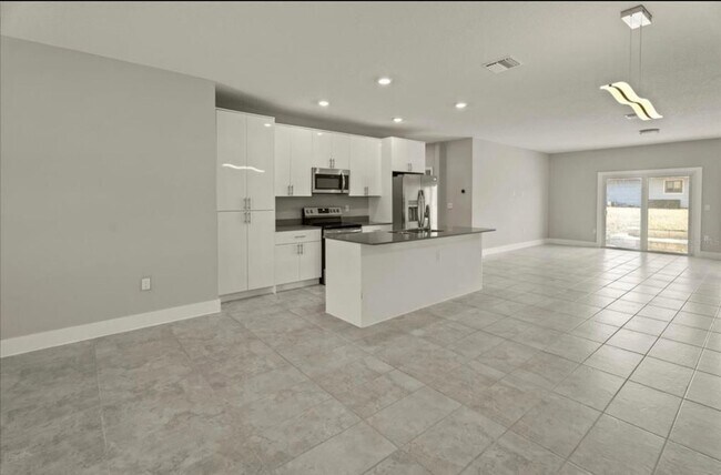 Building Photo - 5 Bedroom Single Family Home in Deltona