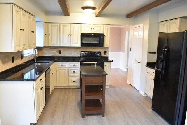 Building Photo - Welcome To Lake Ridge's Finest...