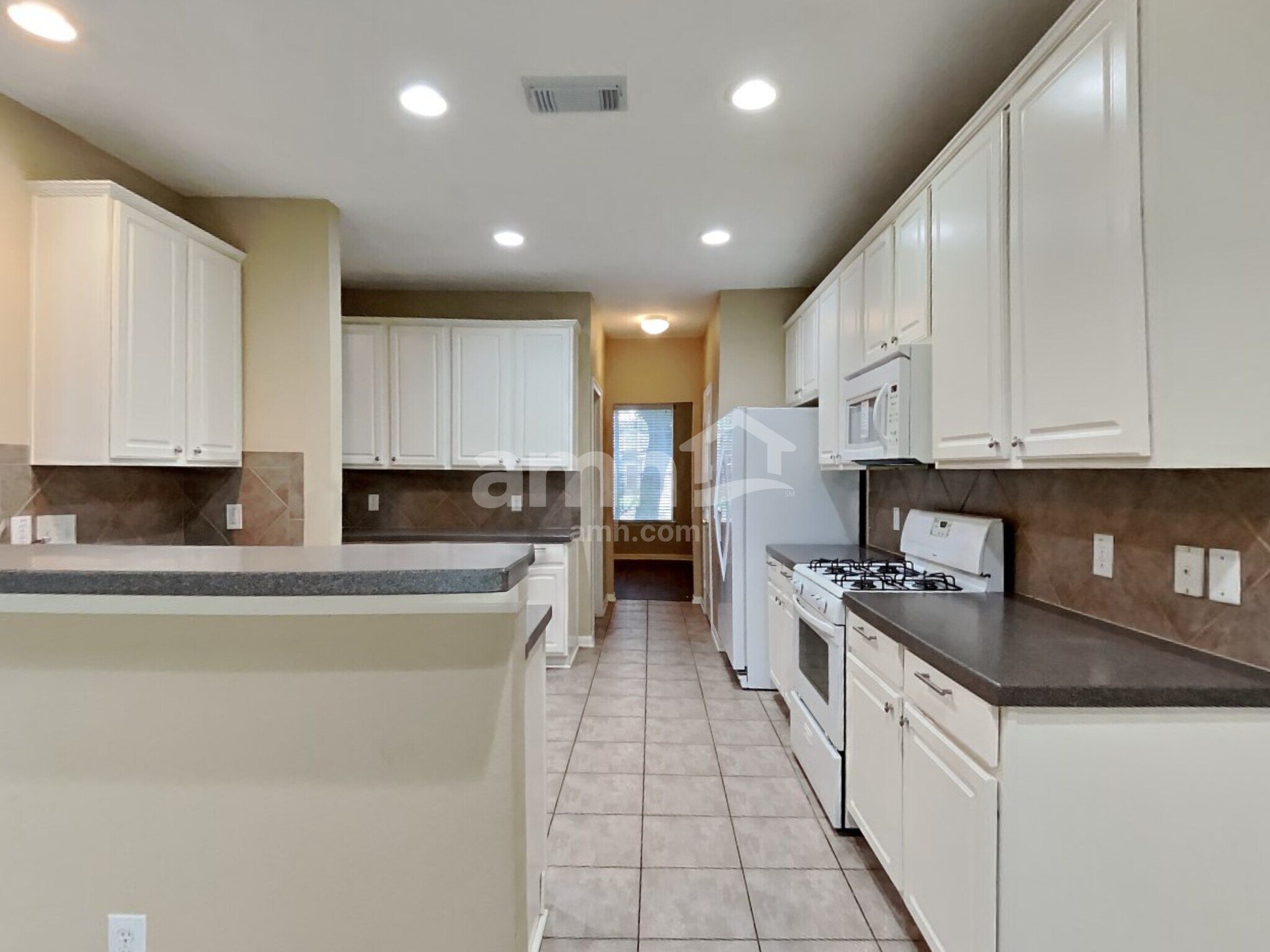 Building Photo - 1627 Buckingham Dr