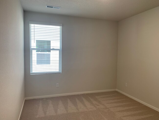 Building Photo - 4 BED/2.5 BATH PLUS A HUGE BONUS ROOM! HIGH END FINISHES! LARGE FENCED BACKYARD !