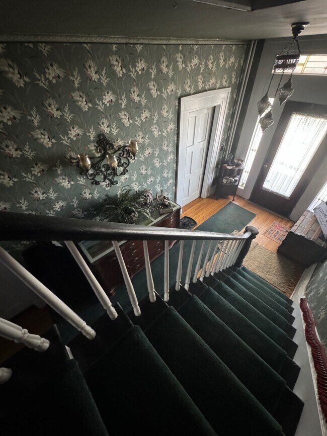 Building Photo - 562 5th Ave