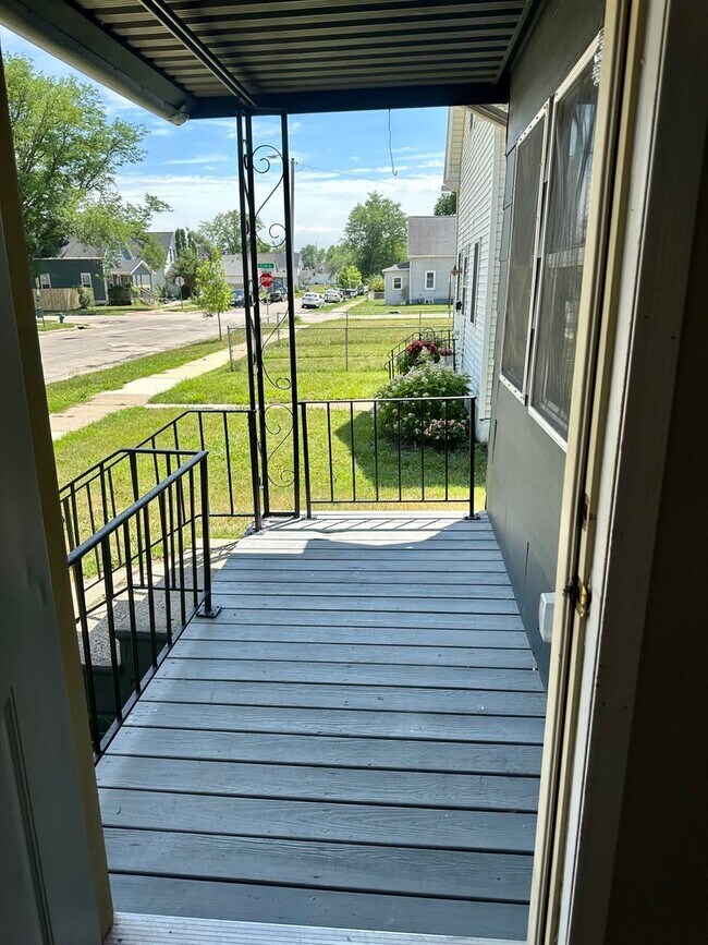 Building Photo - $1,175 | 1 Bedroom 1 Bath | Studio House | W&D | Fenced Yard | Central A/C