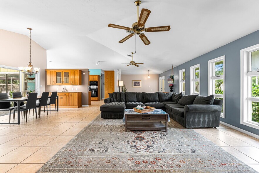 Building Photo - 10370 Main Dr