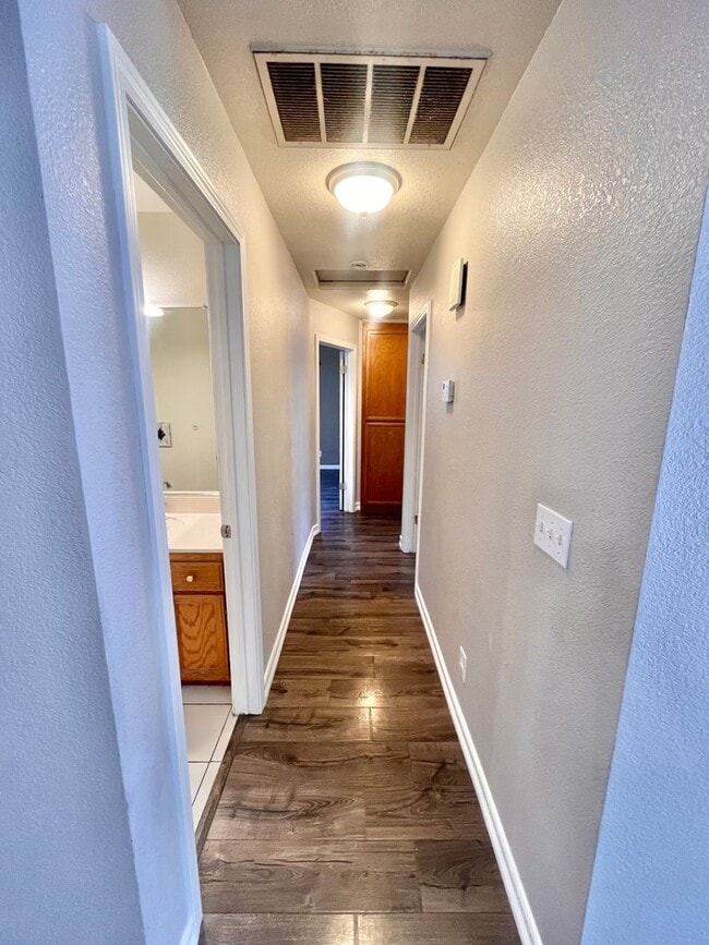 Building Photo - Charming 3-bed 2-bath home with a pool & pool service included!