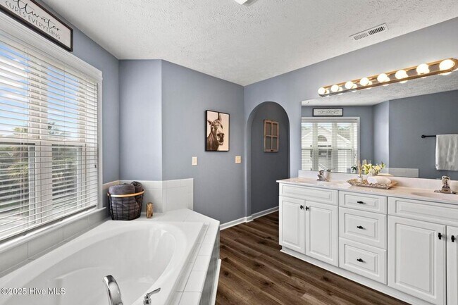 Building Photo - Fully furnished dream condo in Carolina Beach