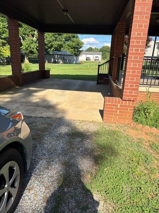 Building Photo - 2 Bedroom 1 Bath Convenient to I-85