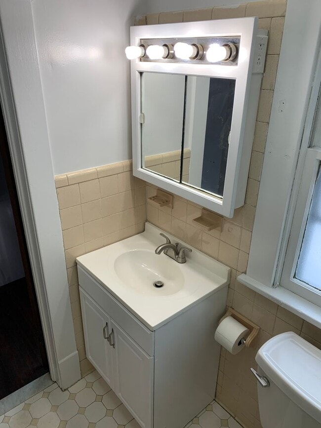 Building Photo - 3 Bedroom Single-Family Home