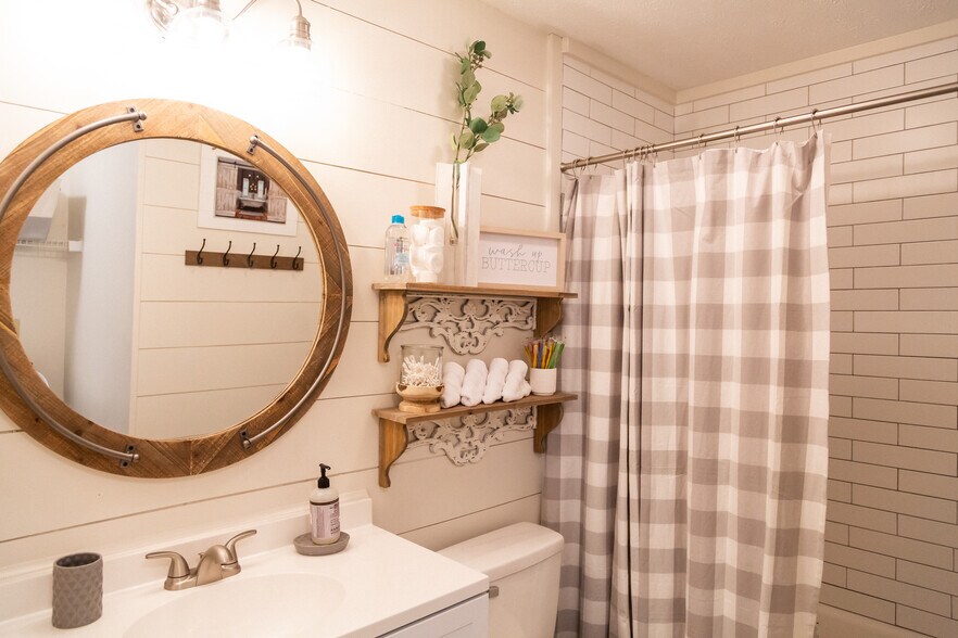 Bathroom - 115 E Glenwood Ave