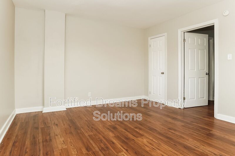 Building Photo - 2008 Row St