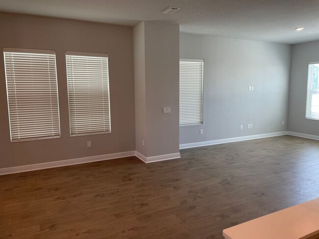 Building Photo - Annual Unfurnished 3 Bedroom, 3.5 Bathroom Townhome adjacent to Downtown Sarasota