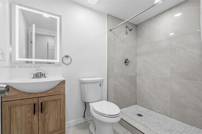 Building Photo - 201 S Biscayne River Dr