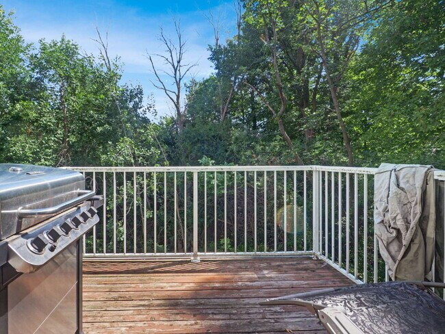 Building Photo - 3 Bedroom End Unit Townhome Available Sept...