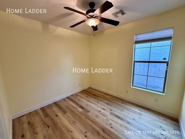 Building Photo - 3064 E Palmdale Ln