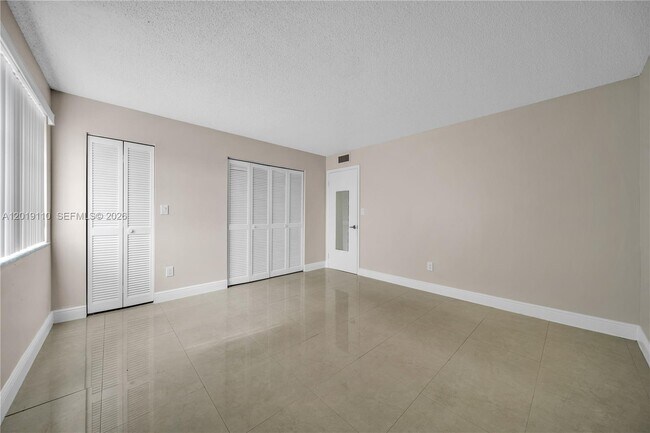 Building Photo - 671 W 80th St