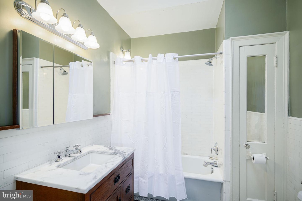 19_BATHROOM - 6212 Webster St