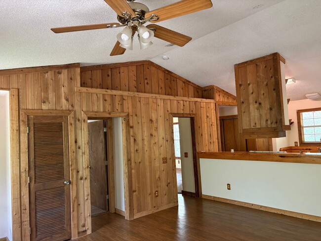 Building Photo - Cozy 2 Bedroom Retreat Available SOON!