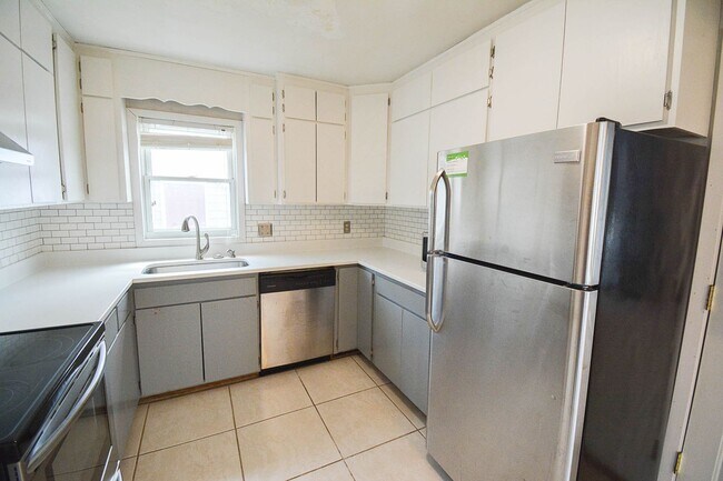 Building Photo - Charming SW Rochester home with fenced yard!