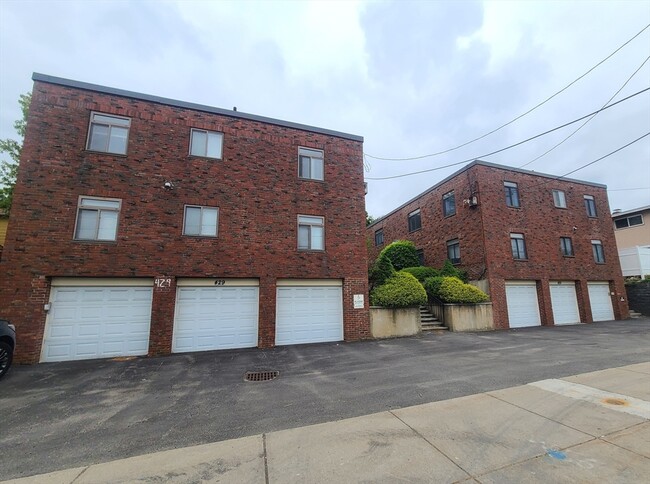 Primary Photo - 425 Newport Ave