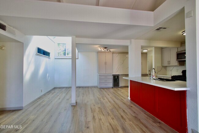 Building Photo - 901 Tepic Dr