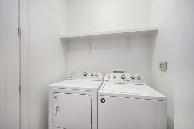 Building Photo - 607 W St Johns Ave