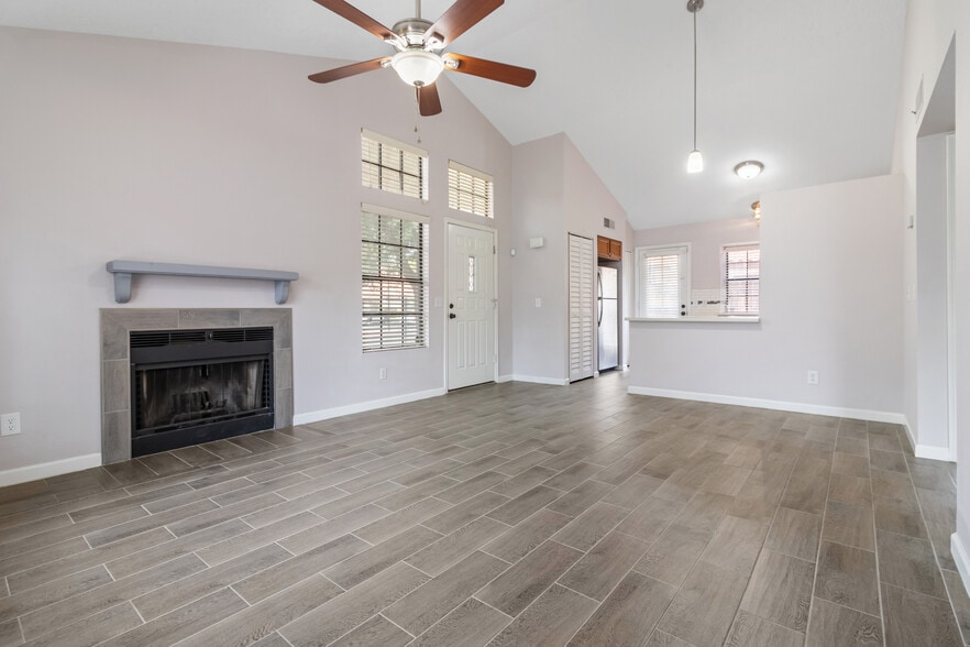 Building Photo - 4901 E Kelton Ln