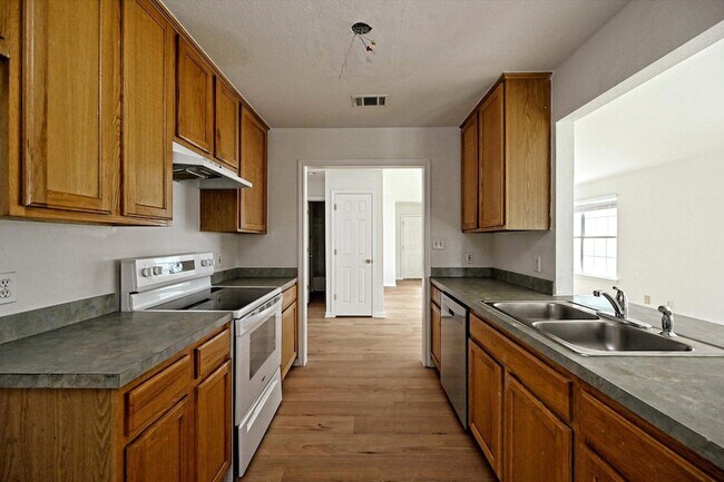 Building Photo - 108 N Mockingbird Cir