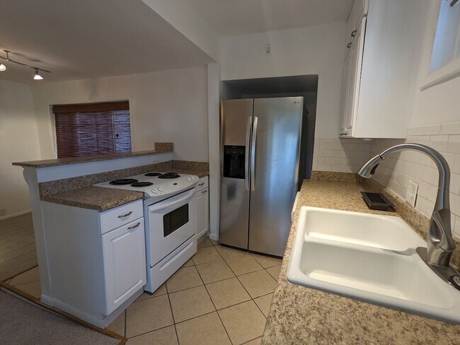 Building Photo - 546 E Jenkins Ave