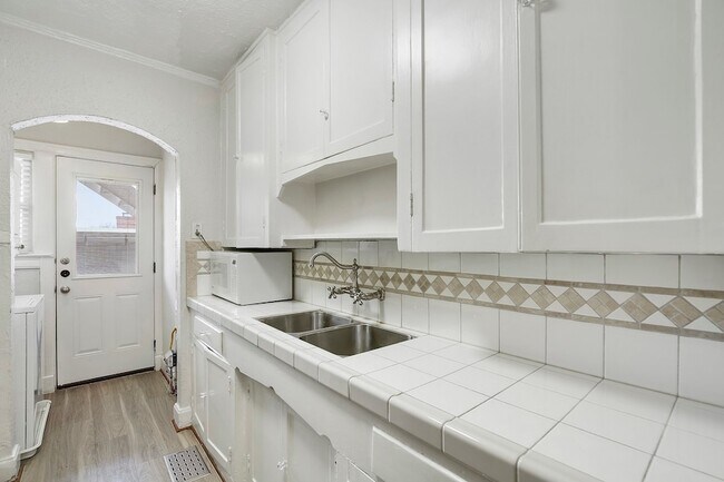 Building Photo - 5924 La Vista Dr