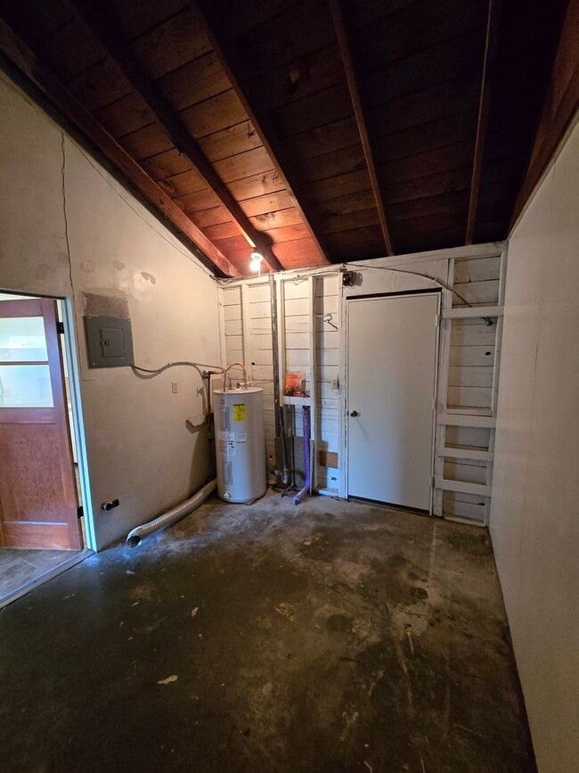 Building Photo - Cozy Single Level 2 Bed, 1 Bath Home close...