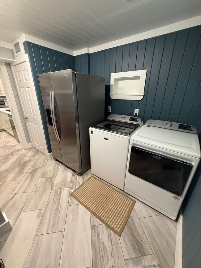 Building Photo - 4 bedroom 1 bath house with a large fenced...