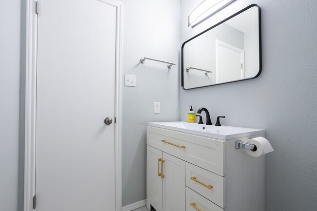 Building Photo - 5275 Meadow Rise St