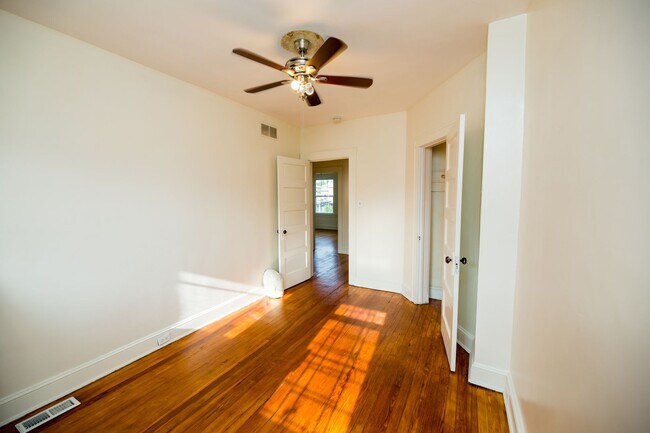 Building Photo - 2026/2027 JHU off-campus Renovated Charles Village 5bd/2ba w/ W/D & CAC Available 6/9/26