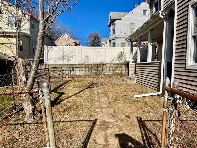 Building Photo - 29 Bicknell St