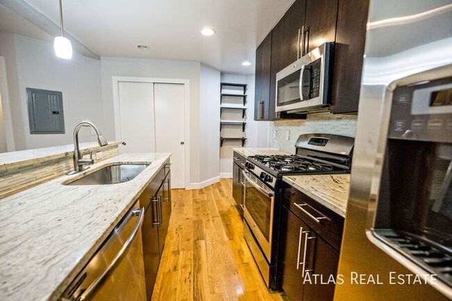 Building Photo - 2nd Floor LoHi 2 Bed 1 Bath with a Private...