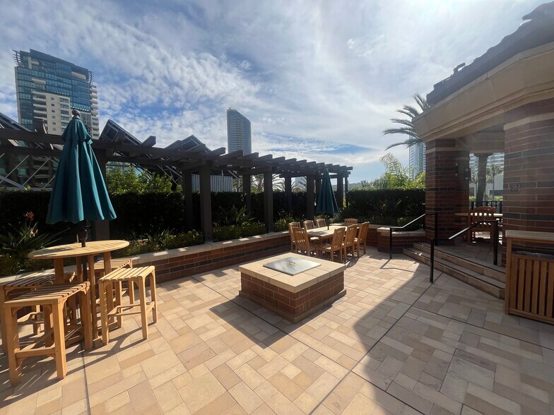 Building Photo - 500 W Harbor Dr