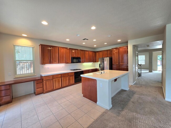 Building Photo - Wonderful 4 bedroom 3 full bath in the Wildhorse Golf Course Community.