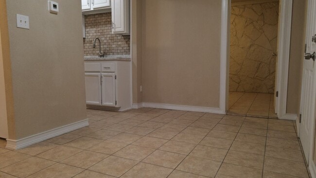 Building Photo - 2 Bedroom 1 Bath Duplex