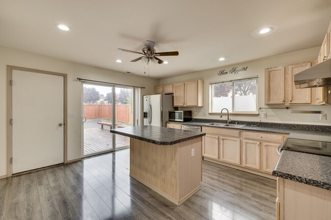 Building Photo - Beautiful Two-Story Home for Rent in the C...