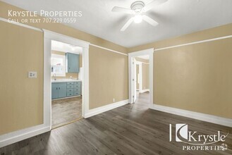 Building Photo - Charming and Updated 2-Bedroom Apartment w...